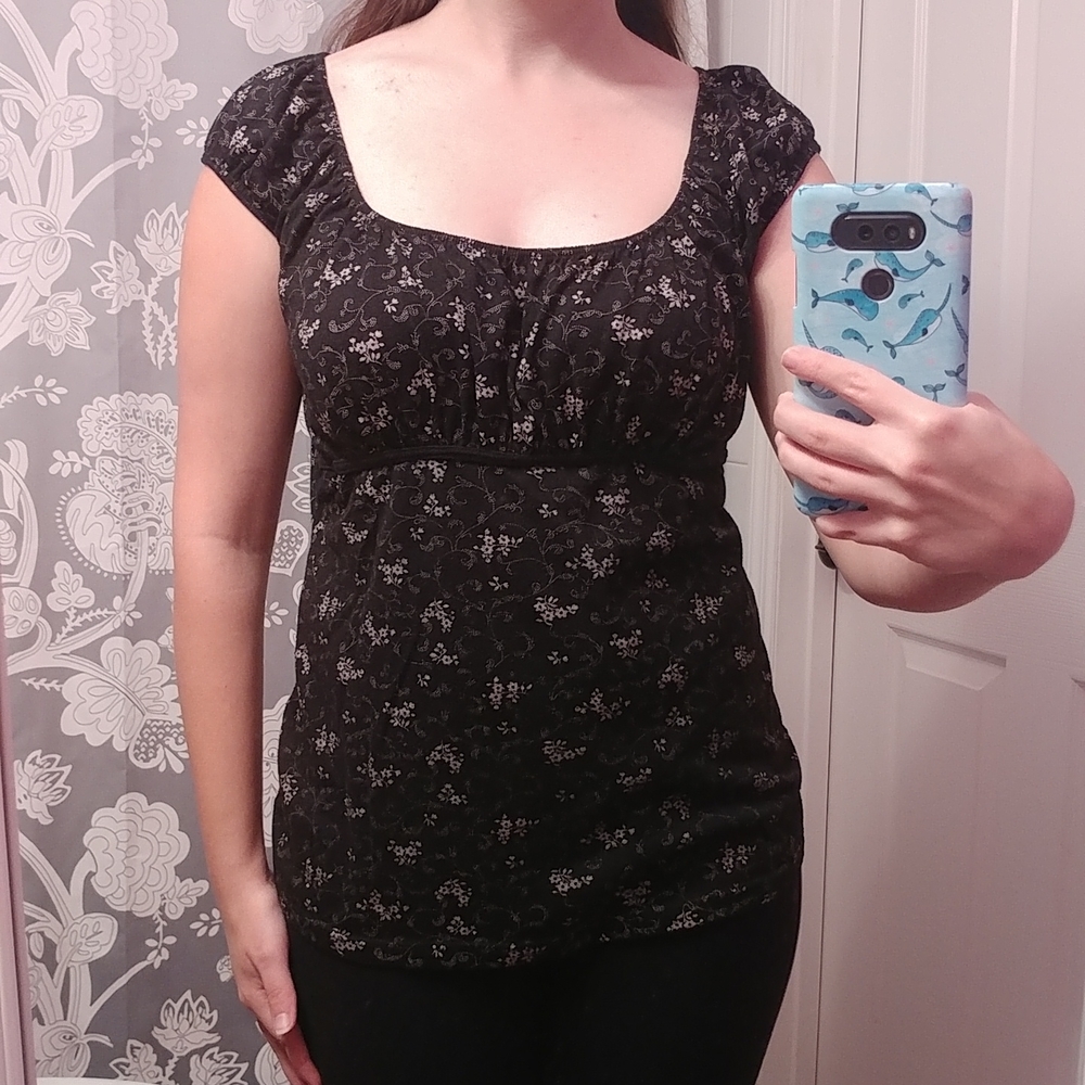 Size M Ruffled Tank Top Black & Cream Floral